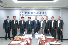 PranutPotiyaraj院长引见了朱拉隆功大学及泰国正在