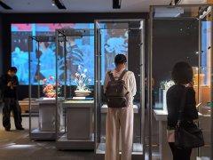 展览“幻彩永驻”沉点呈现了现现代琉璃工艺美